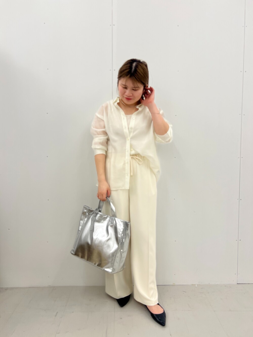ホワイト系のシャツ/ブラウス、ホワイト系のその他パンツ、シルバー系のトートバッグを着用したレディースの春コーディネートの2枚目の写真