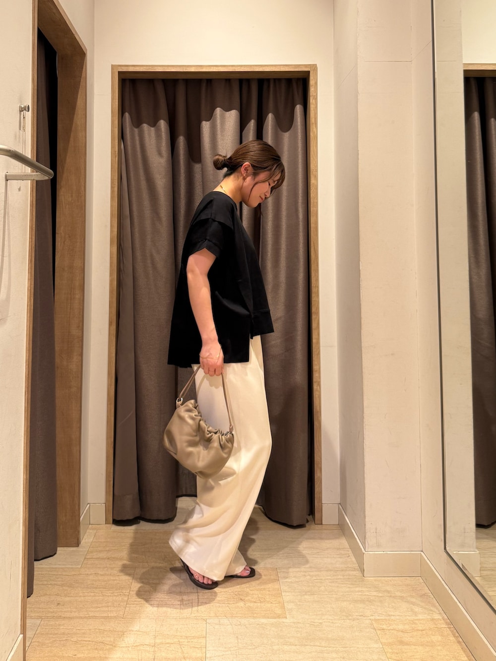 ブラック系のTシャツ/カットソー、ホワイト系のその他パンツを着用したレディースの春コーディネートの3枚目の写真