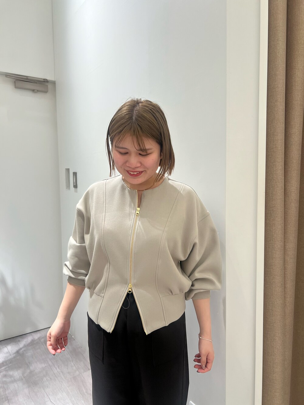 グレー系のブルゾン、グレー系のその他パンツを着用したレディースの冬コーディネートの4枚目の写真
