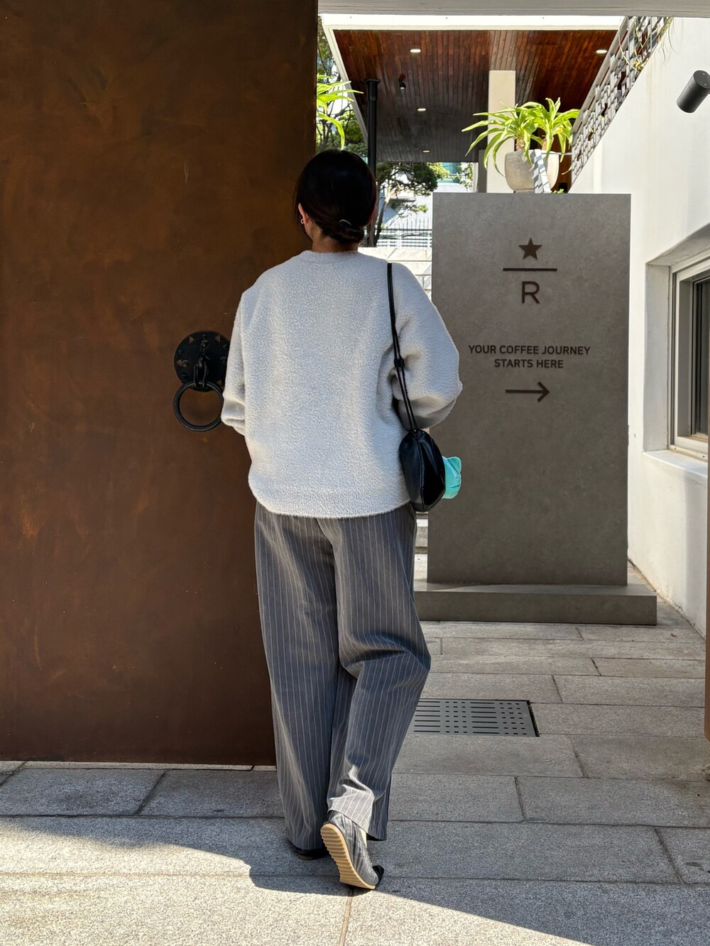 グレー系のその他パンツ、グレー系のニット/セーターを着用したレディースの秋コーディネートの3枚目の写真