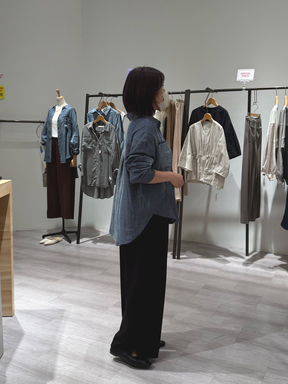 ブルー系のシャツ/ブラウス、ブラック系のその他パンツ、ブラック系のパンプスを着用したレディースの夏コーディネートの3枚目の写真