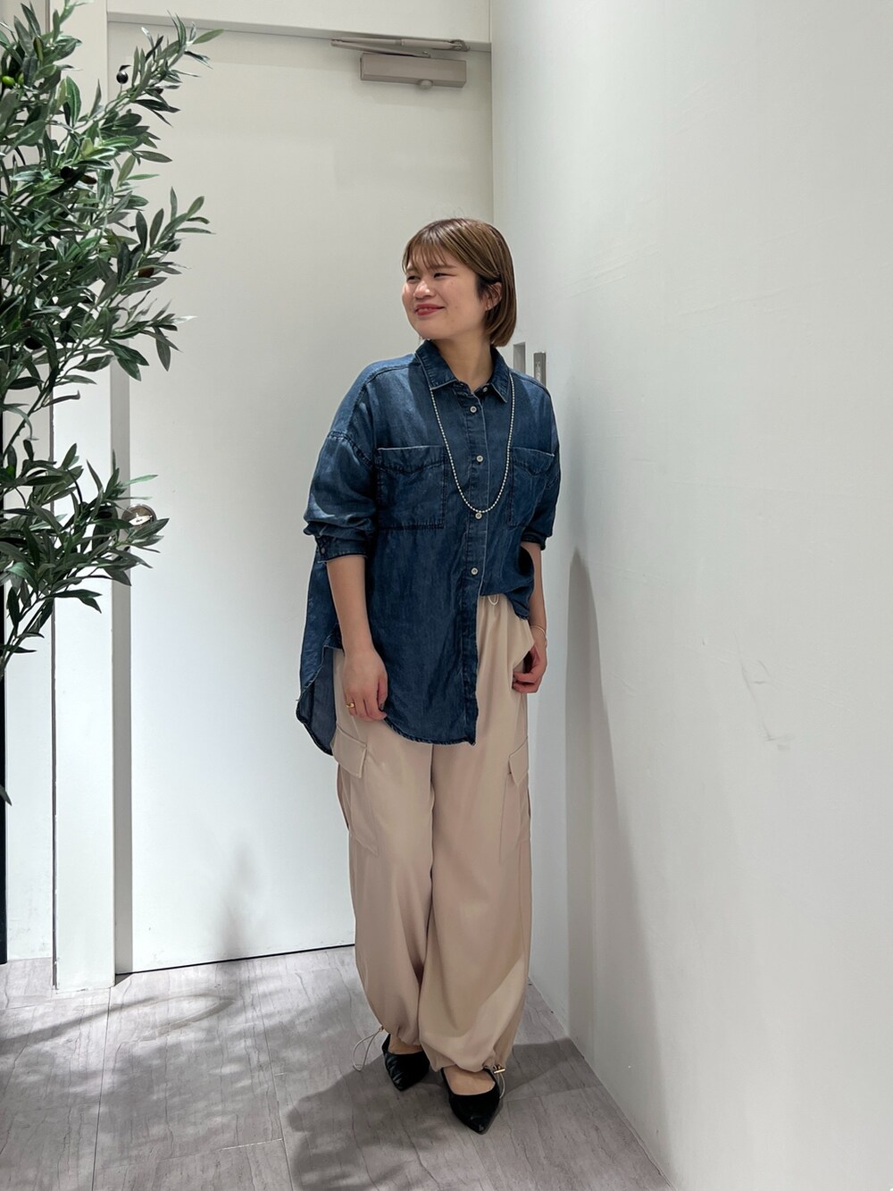 ブルー系のシャツ/ブラウス、ベージュ系のその他パンツを着用したレディースの春コーディネートの2枚目の写真