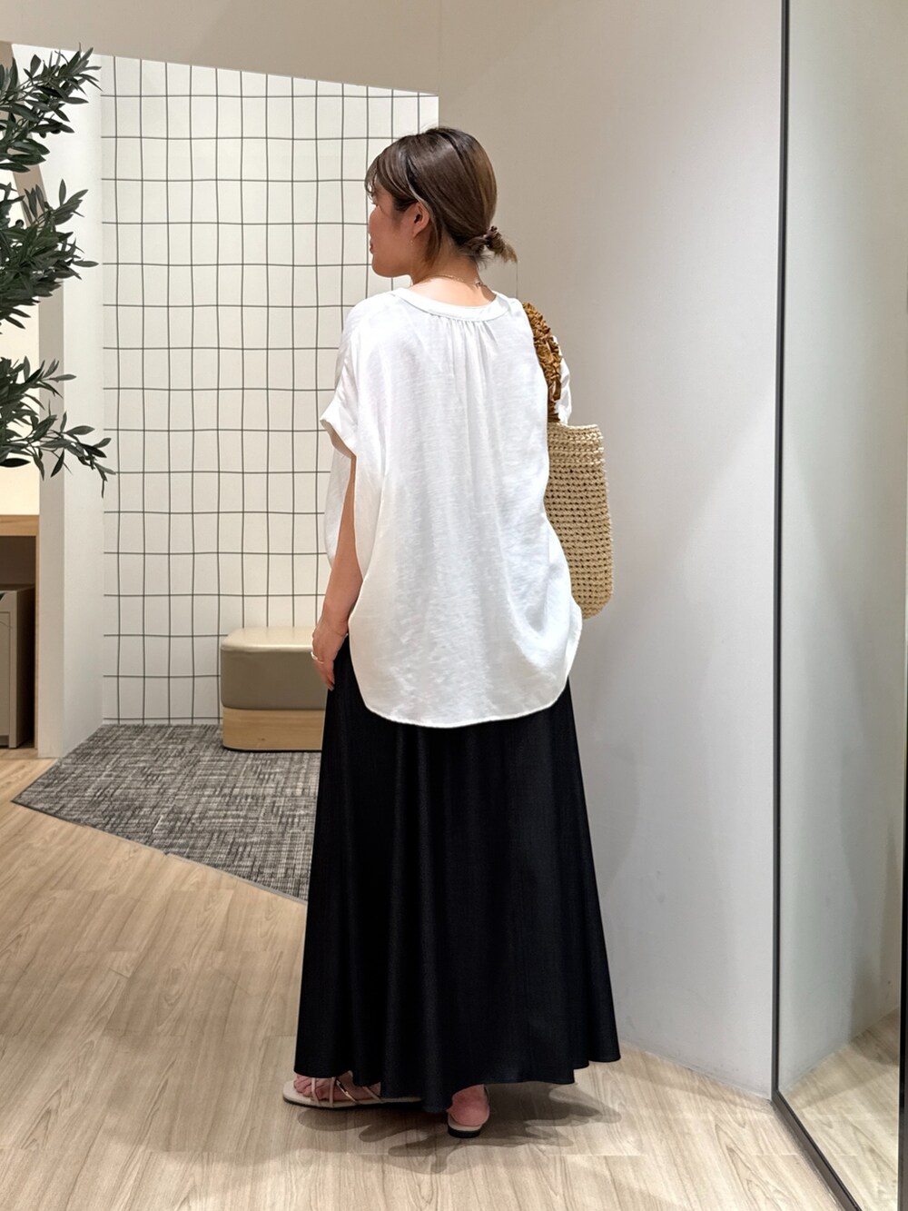 ホワイト系のシャツ/ブラウス、ベージュ系のトートバッグ、ブラック系のスカートを着用したレディースの夏コーディネートの3枚目の写真