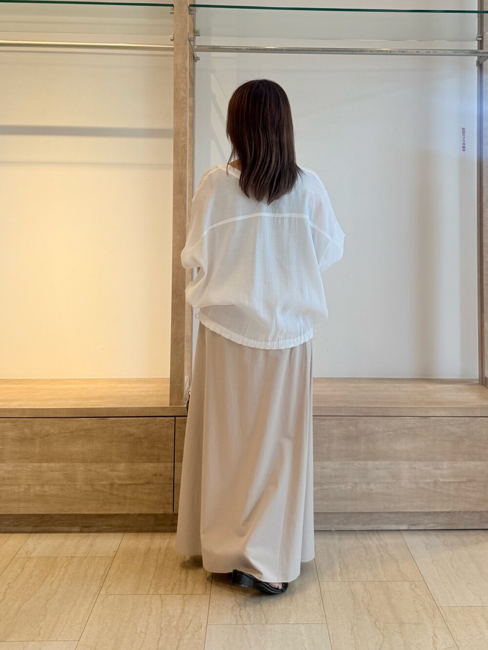 ベージュ系のスカート、ホワイト系のシャツ/ブラウス、グレー系のTシャツ/カットソーを着用したレディースの夏コーディネートの4枚目の写真
