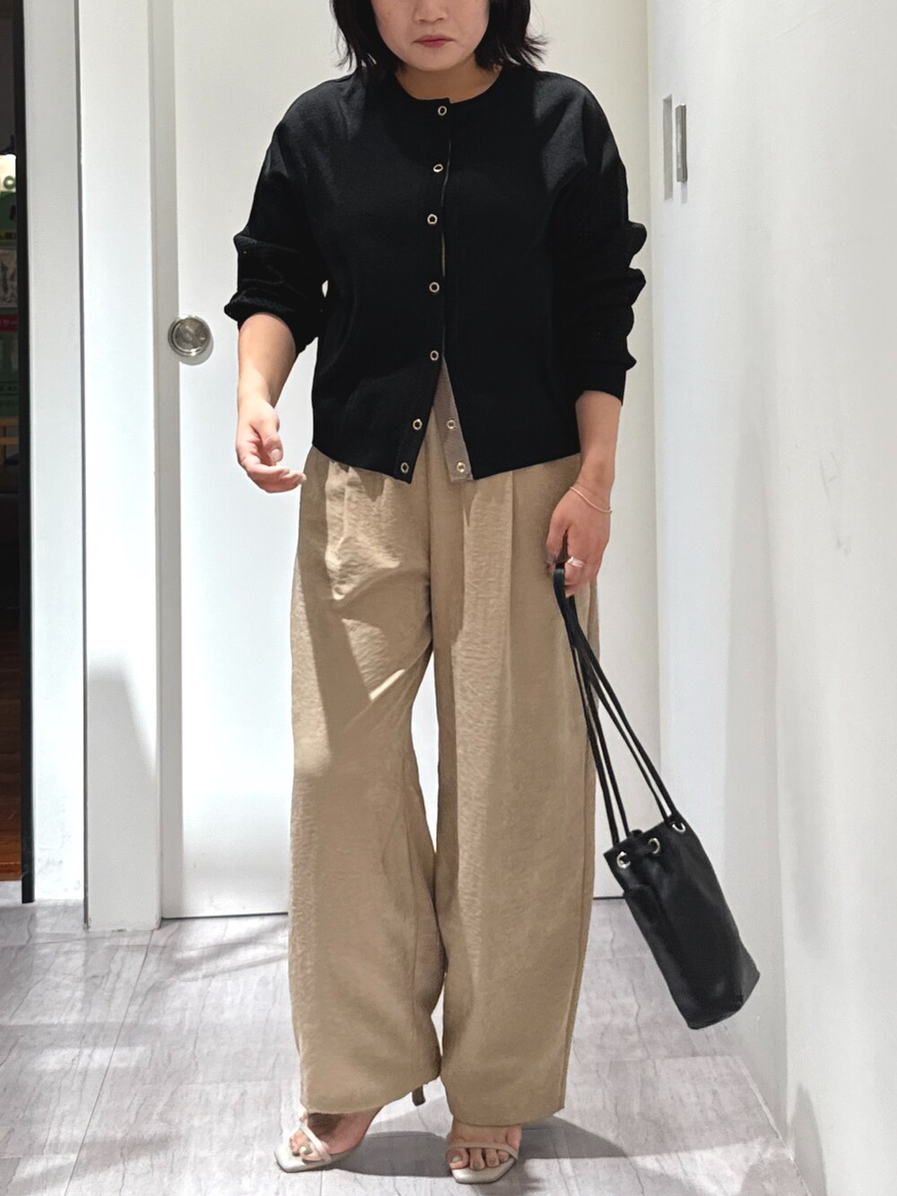 ブラック系のカーディガン/ボレロ、ベージュ系のその他パンツ、ブラック系のトートバッグを着用したレディースの夏コーディネートの2枚目の写真