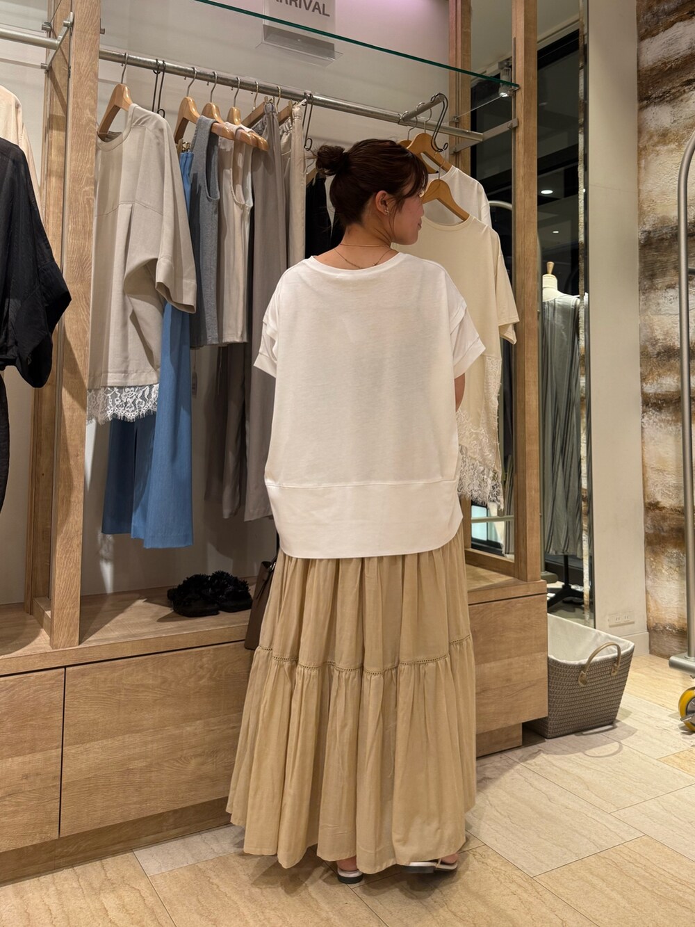 ホワイト系のTシャツ/カットソー、ベージュ系のスカートを着用したレディースの夏コーディネートの3枚目の写真