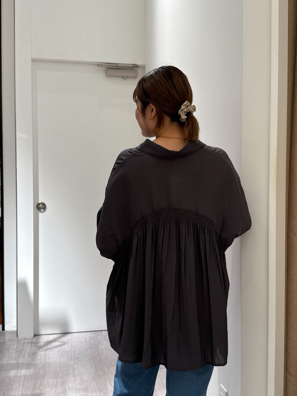 グレー系のシャツ/ブラウス、ブルー系のデニムパンツ、ベージュ系のショルダーバッグを着用したレディースの夏コーディネートの4枚目の写真