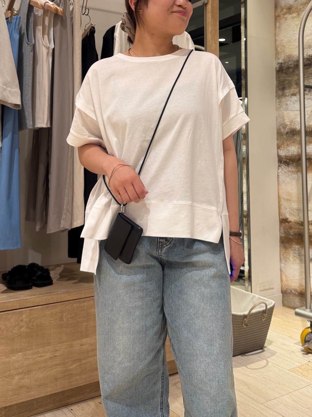 ホワイト系のTシャツ/カットソー、ブルー系のデニムパンツを着用したレディースの夏コーディネートの3枚目の写真