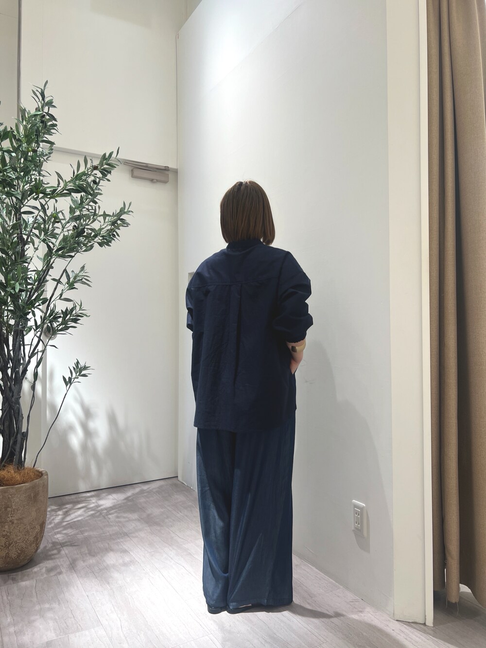 ブルー系のシャツ/ブラウス、ブルー系のその他パンツ、シルバー系のトートバッグを着用したレディースの春コーディネートの3枚目の写真