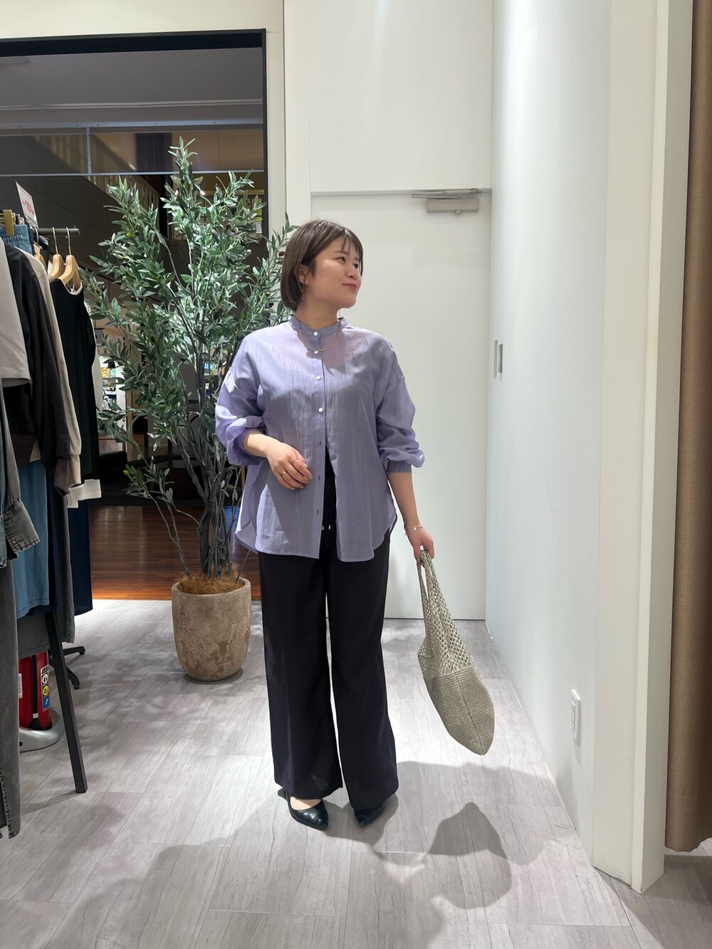 パープル系のシャツ/ブラウス、グレー系のその他パンツ、シルバー系のトートバッグを着用したレディースの春コーディネートの3枚目の写真