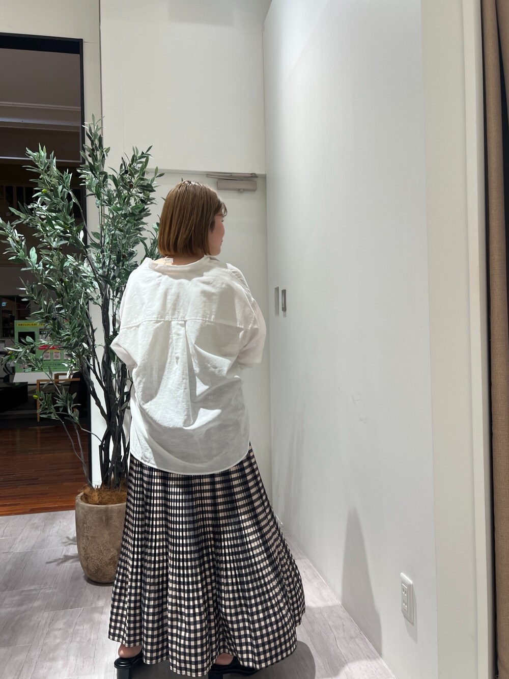 ホワイト系のシャツ/ブラウス、ベージュ系のキャミソール、ホワイト系のトートバッグを着用したレディースの春コーディネートの3枚目の写真