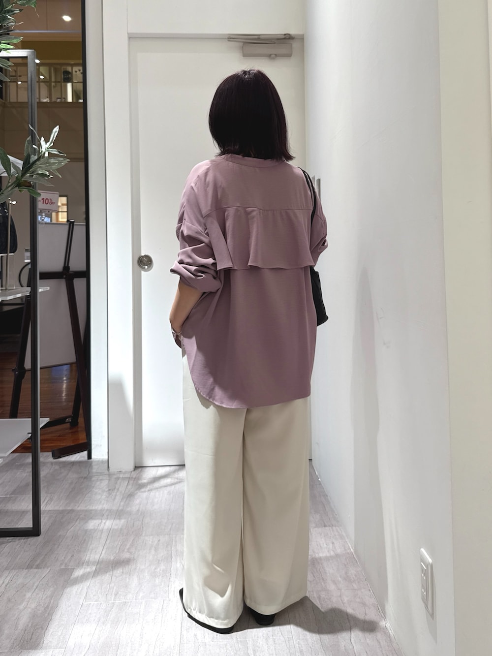 パープル系のシャツ/ブラウス、ホワイト系のその他パンツ、ブラック系のトートバッグを着用したレディースの夏コーディネートの3枚目の写真