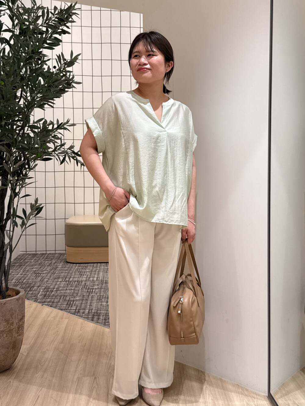 グリーン系のシャツ/ブラウス、ホワイト系のその他パンツを着用したレディースの夏コーディネートの2枚目の写真