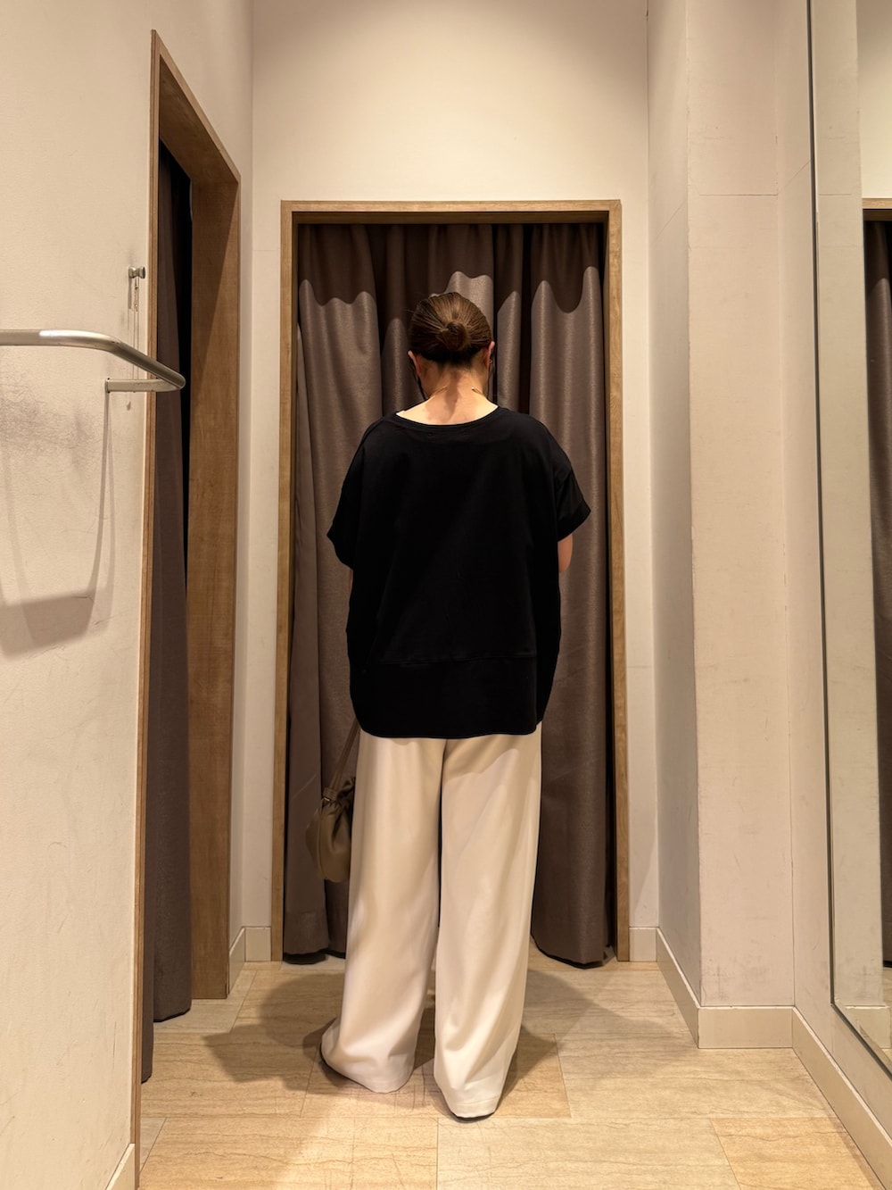 ブラック系のTシャツ/カットソー、ホワイト系のその他パンツを着用したレディースの春コーディネートの4枚目の写真