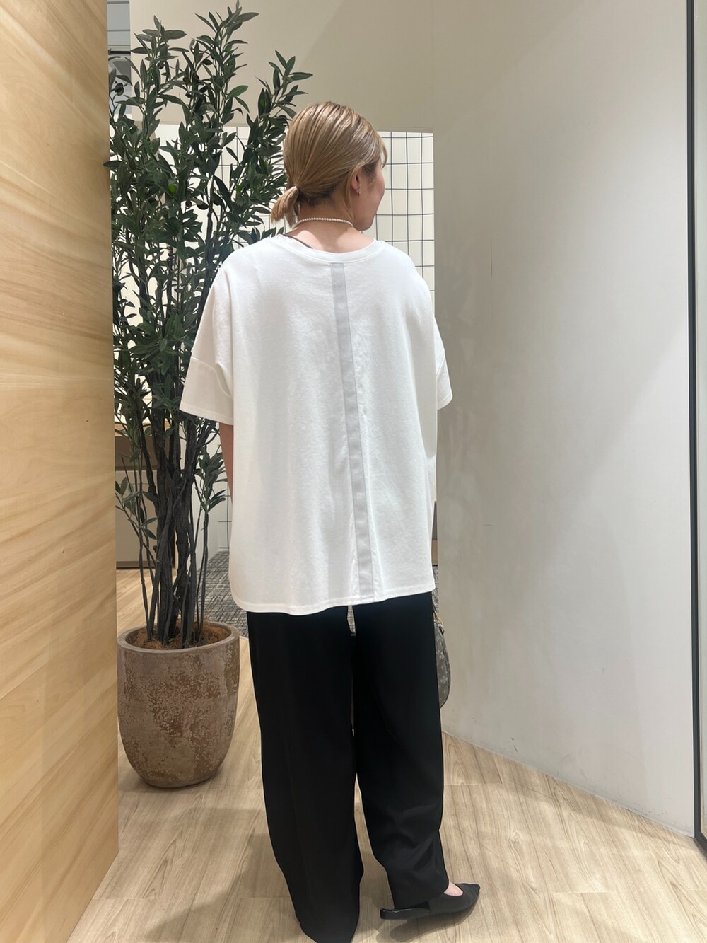 ホワイト系のTシャツ/カットソー、ブラック系のその他パンツを着用したレディースの春コーディネートの3枚目の写真