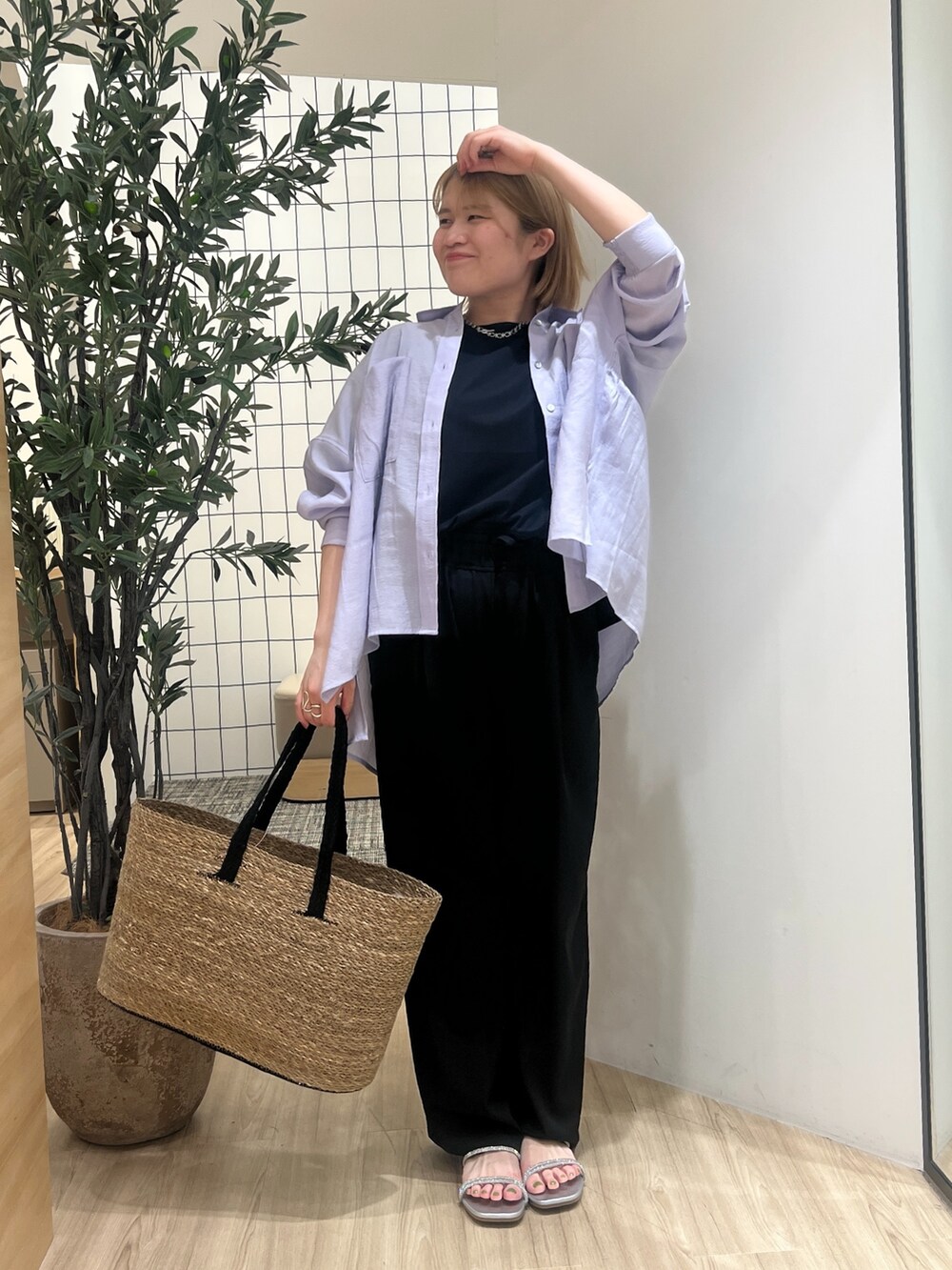 パープル系のシャツ/ブラウス、ブラック系のその他パンツ、ブラック系のTシャツ/カットソーを着用したレディースの春コーディネートの3枚目の写真