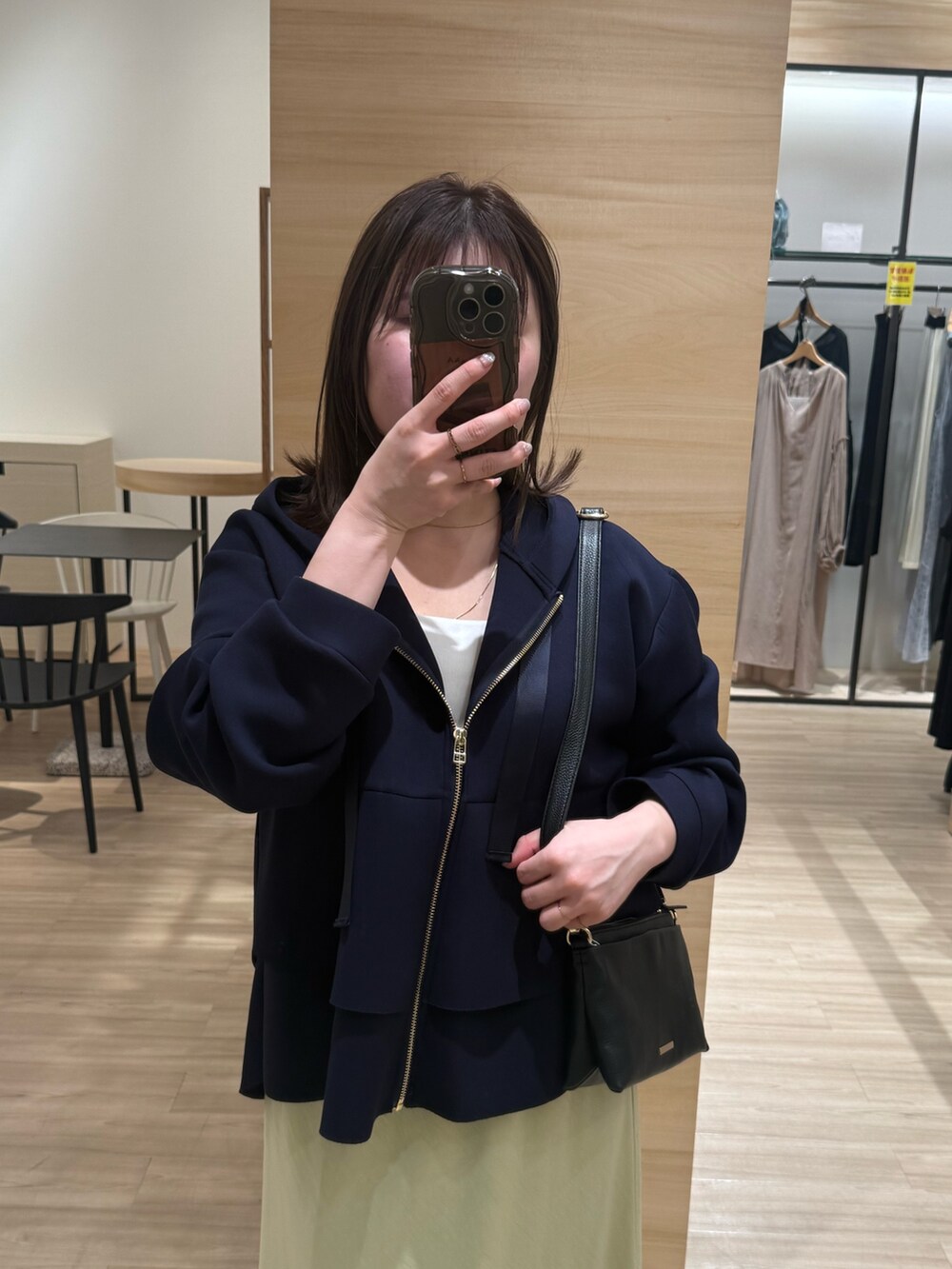 ブルー系のパーカー、イエロー系のスカートを着用したレディースの冬コーディネートの2枚目の写真