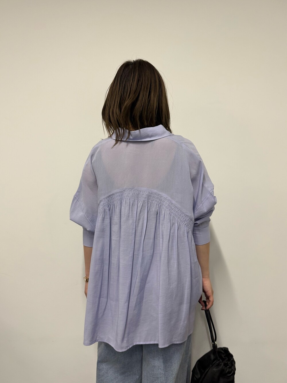パープル系のシャツ/ブラウス、ブルー系のその他パンツ、ブラック系のトートバッグを着用したレディースの春コーディネートの2枚目の写真