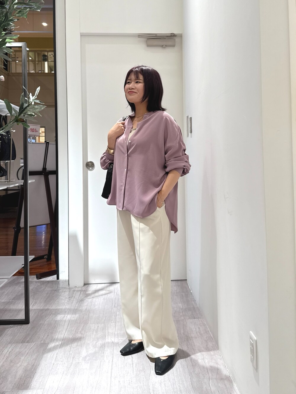 パープル系のシャツ/ブラウス、ホワイト系のその他パンツ、ブラック系のトートバッグを着用したレディースの夏コーディネートの2枚目の写真