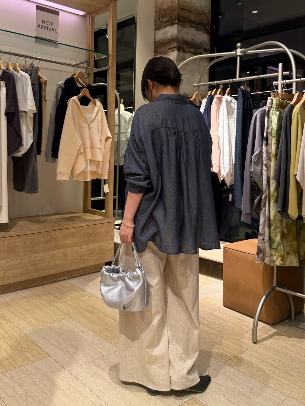 ブルー系のシャツ/ブラウス、ベージュ系のその他パンツ、シルバー系のトートバッグを着用したレディースの春コーディネートの3枚目の写真