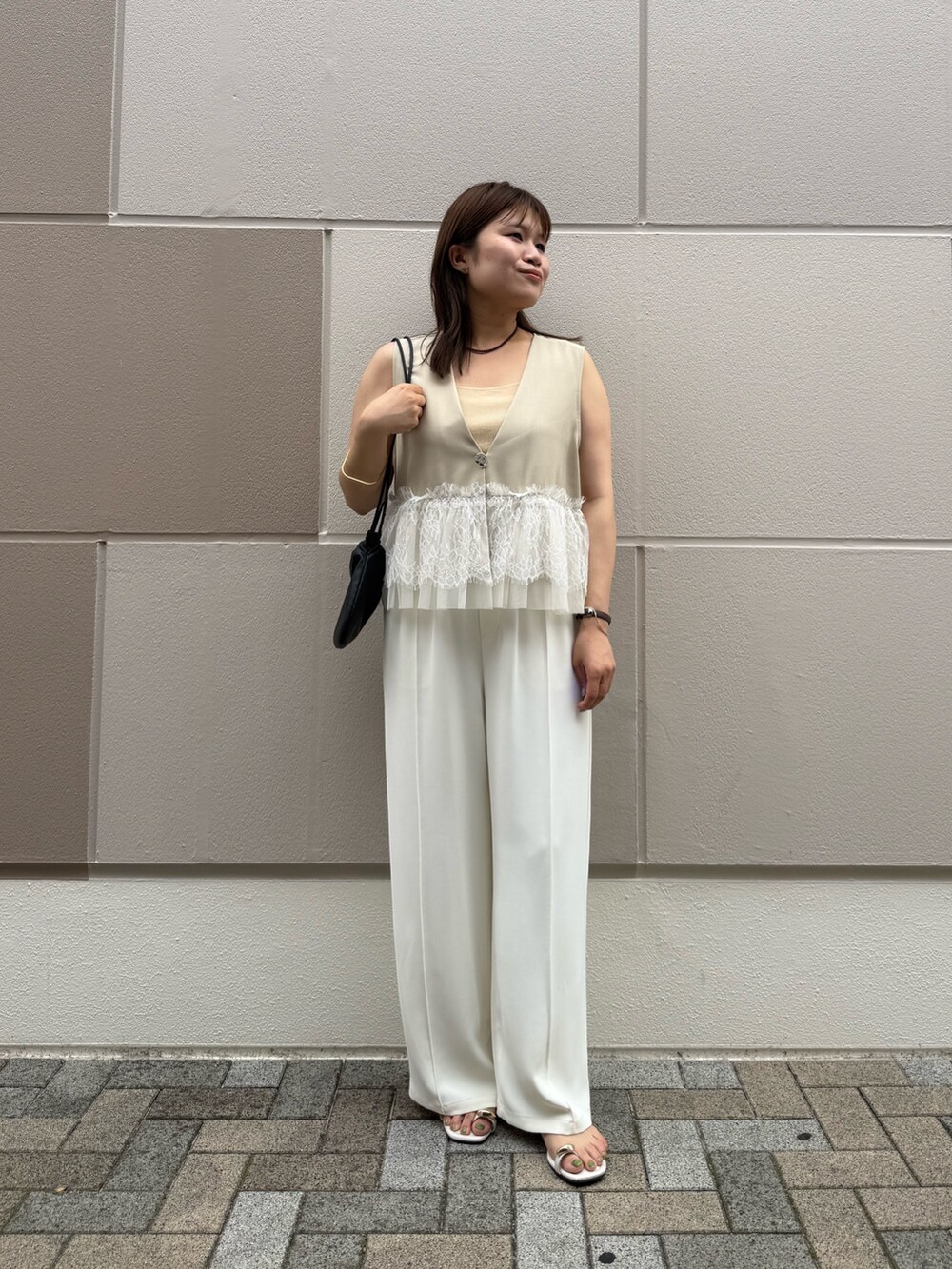 ベージュ系のワンピース、ホワイト系のその他パンツ、ベージュ系のキャミソールを着用したレディースの夏コーディネートの3枚目の写真