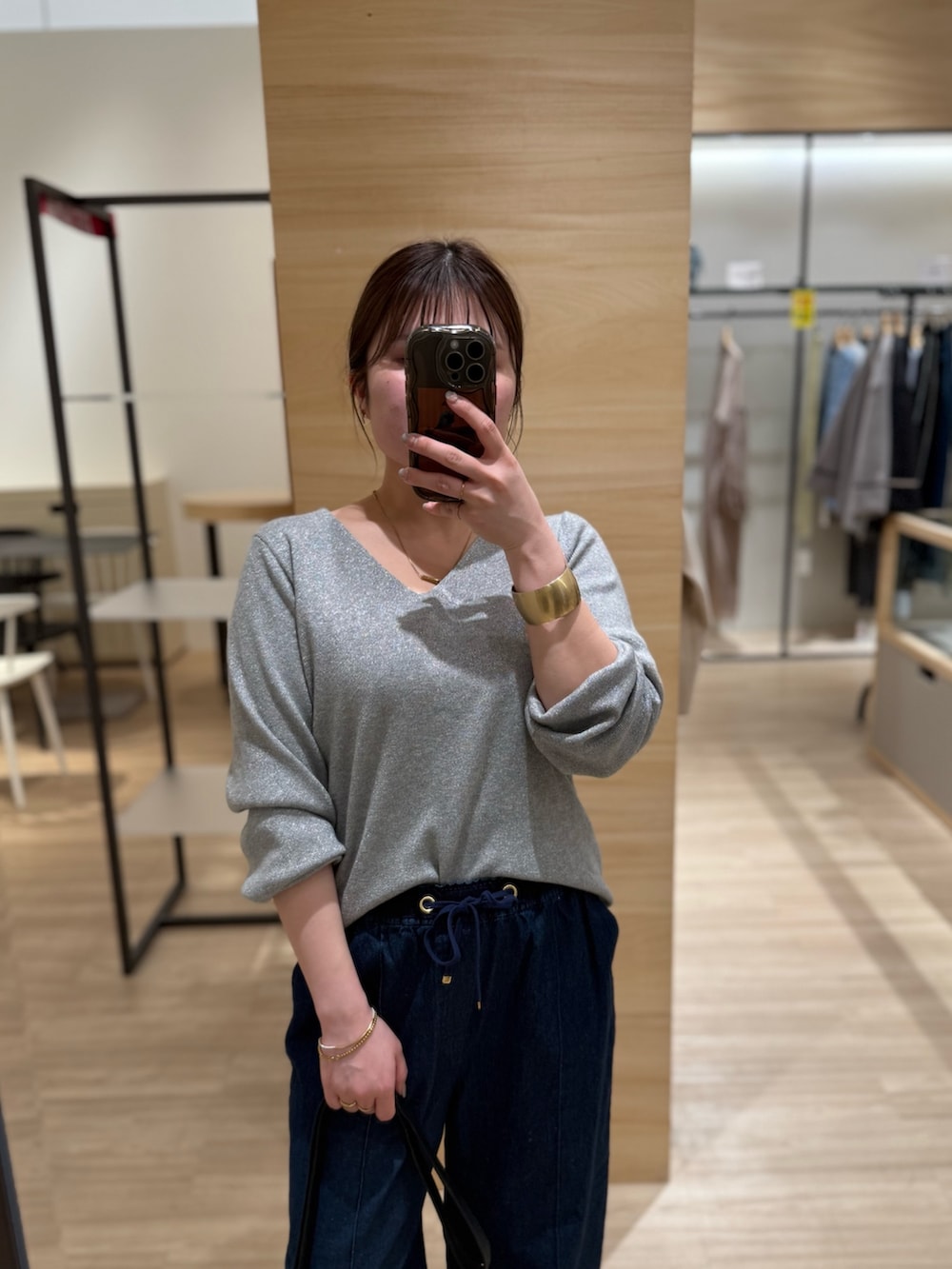 ブルー系のデニムパンツ、グレー系のニット/セーターを着用したレディースの冬コーディネートの3枚目の写真