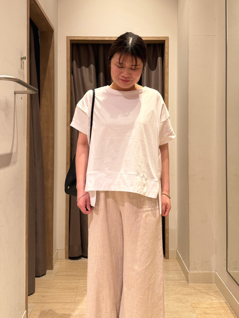 ホワイト系のTシャツ/カットソー、ベージュ系のその他パンツを着用したレディースの春コーディネートの2枚目の写真