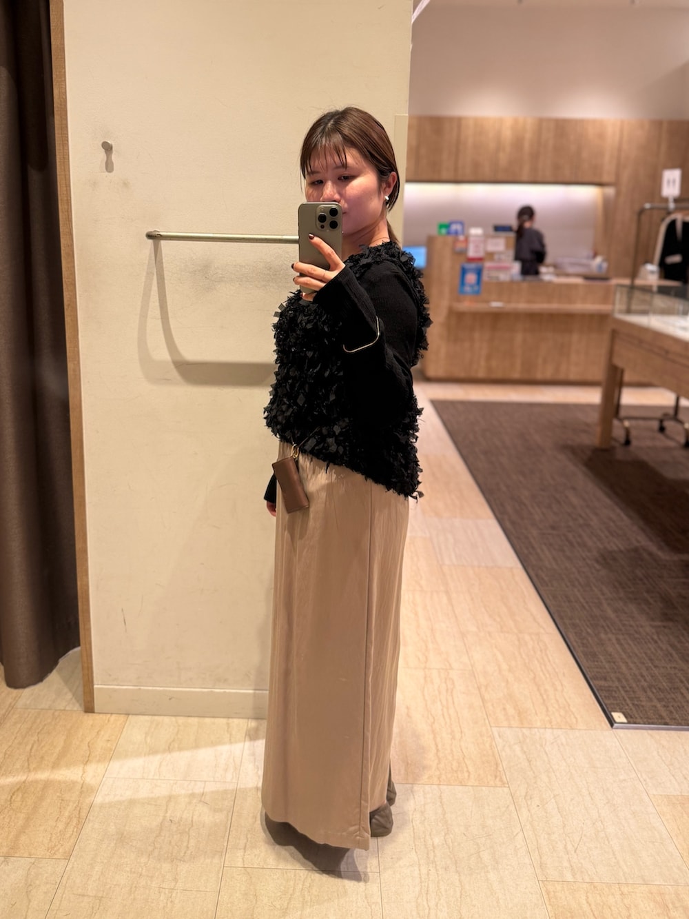 ブラック系のベスト、ブラック系のTシャツ/カットソーを着用したレディースの春コーディネートの3枚目の写真