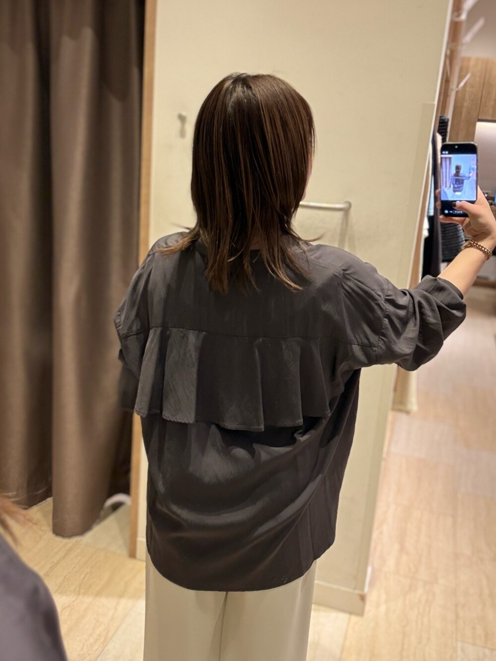 グレー系のシャツ/ブラウス、ホワイト系のその他パンツを着用したレディースの春コーディネートの4枚目の写真