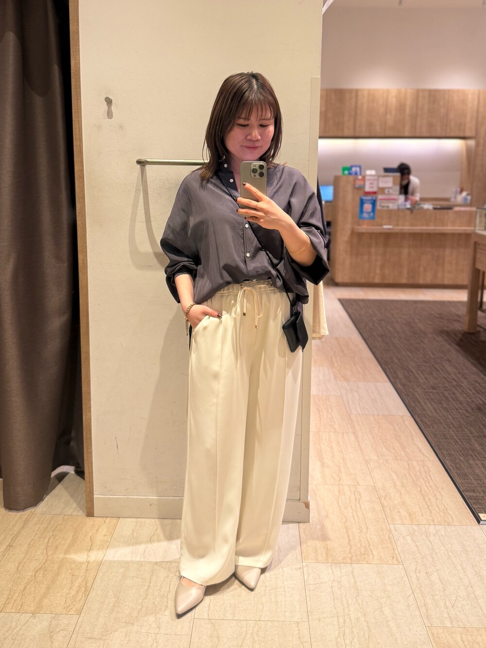 ホワイト系のその他パンツ、グレー系のシャツ/ブラウスを着用したレディースの春コーディネートの5枚目の写真
