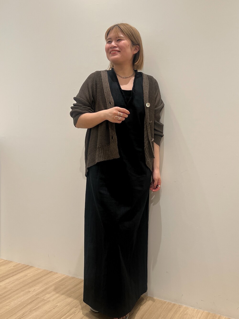 ブラック系のワンピース、ブラック系のカーディガン/ボレロを着用したレディースの春コーディネートの2枚目の写真