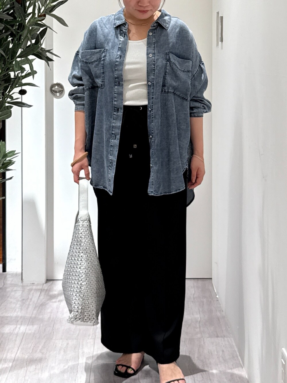 ブルー系のシャツ/ブラウス、ブラック系のその他パンツを着用したレディースの夏コーディネートの4枚目の写真