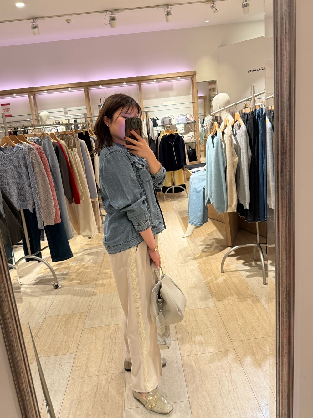 ホワイト系のその他パンツ、ブルー系のデニムジャケット、ホワイト系のトートバッグを着用したレディースの春コーディネートの4枚目の写真