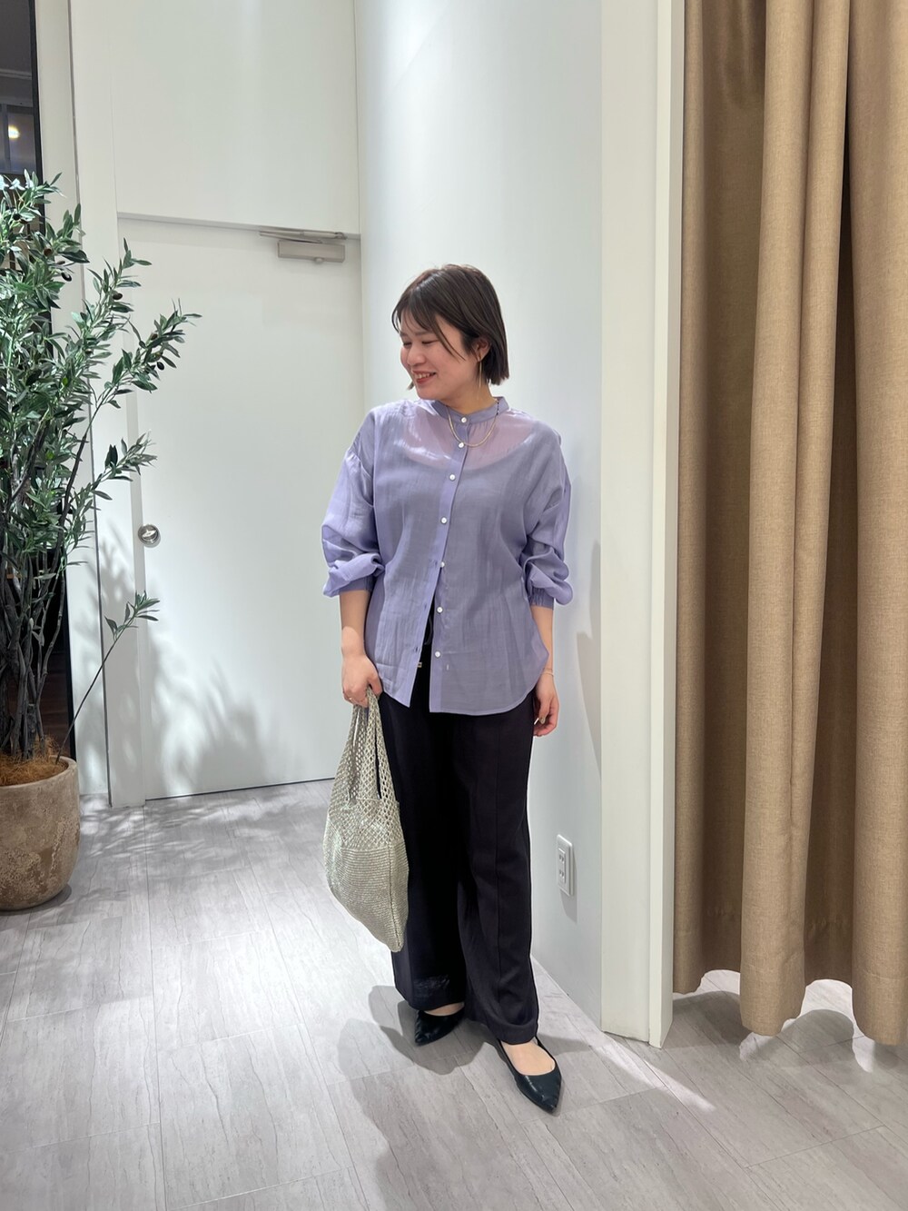 パープル系のシャツ/ブラウス、グレー系のその他パンツ、シルバー系のトートバッグを着用したレディースの春コーディネートの2枚目の写真