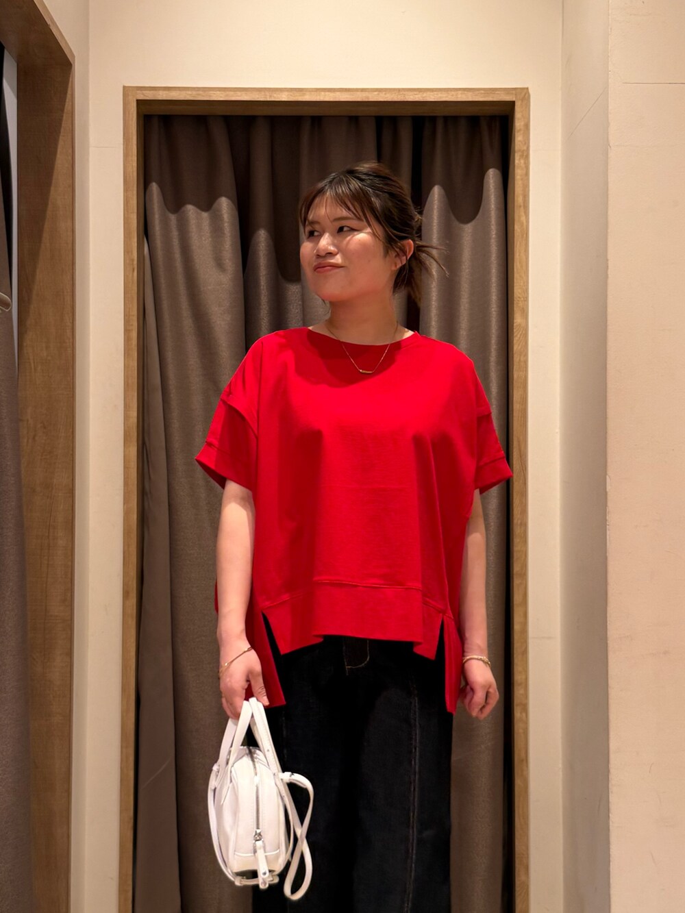 レッド系のTシャツ/カットソー、ブルー系のその他パンツを着用したレディースの春コーディネートの4枚目の写真