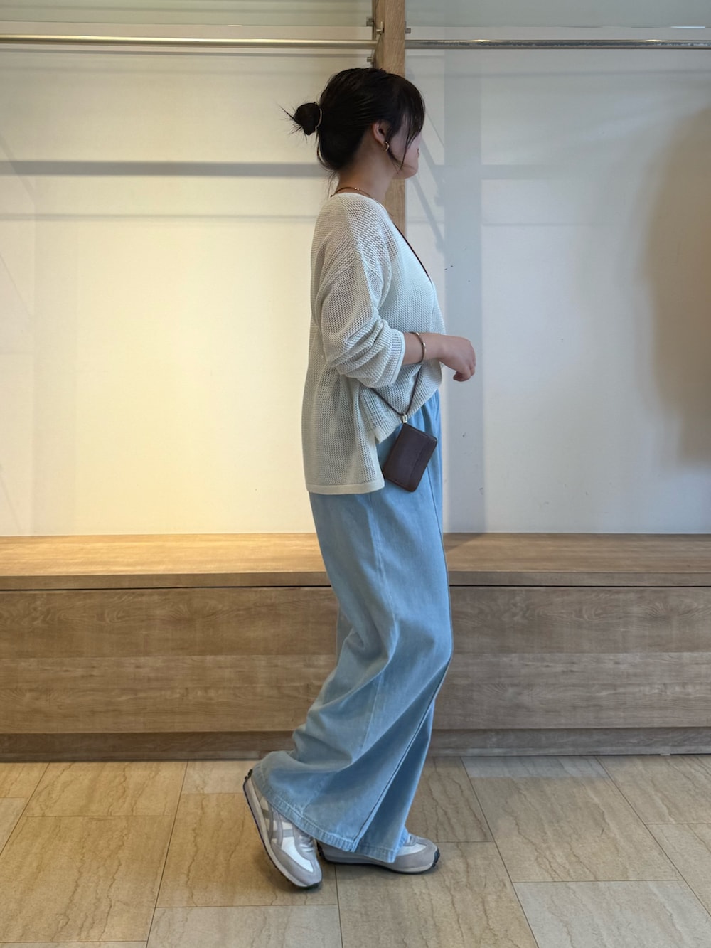 ホワイト系のニット/セーター、ブルー系のデニムパンツを着用したレディースの夏コーディネートの2枚目の写真