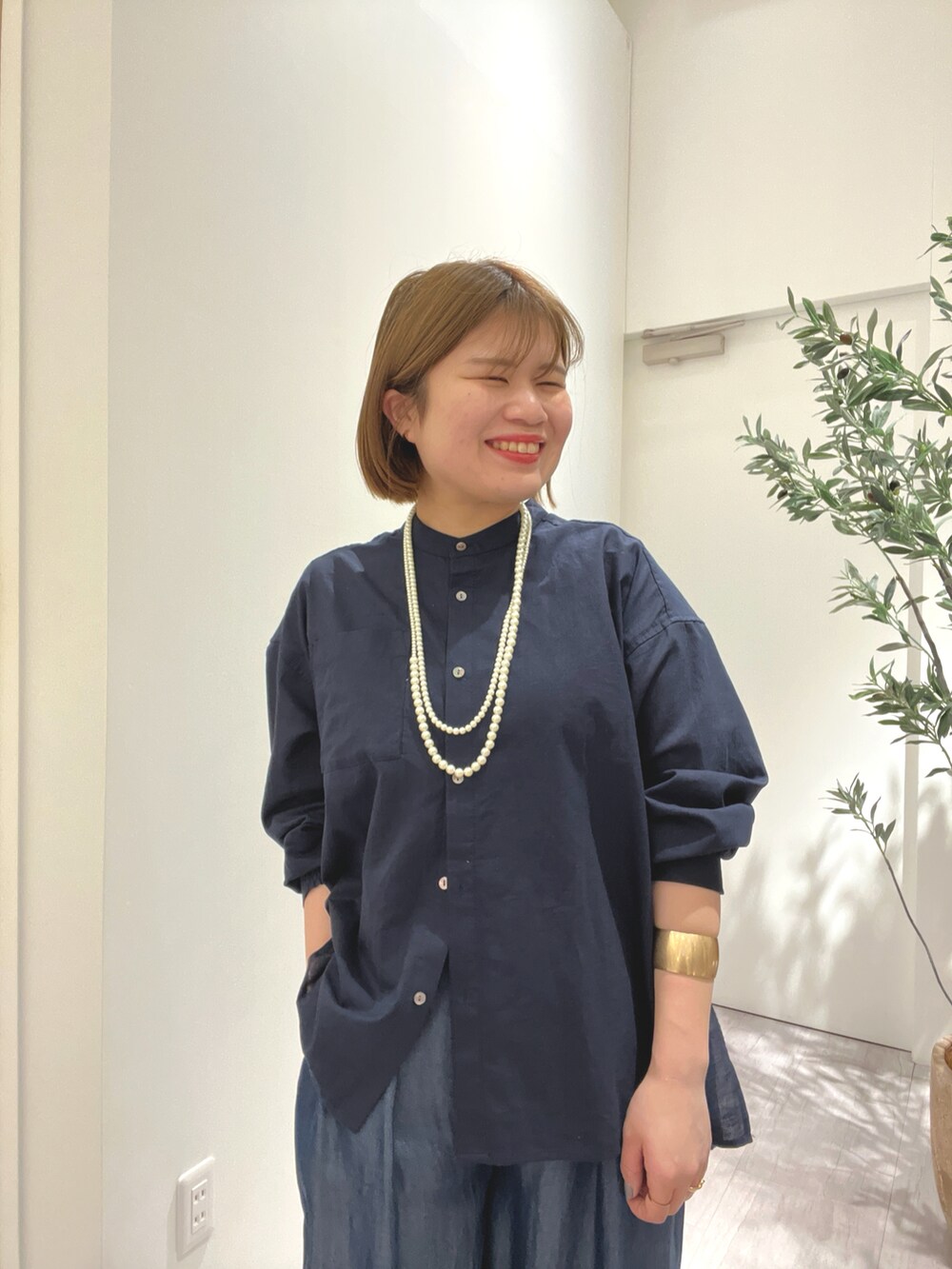 ブルー系のシャツ/ブラウス、ブルー系のその他パンツ、シルバー系のトートバッグを着用したレディースの春コーディネートの4枚目の写真