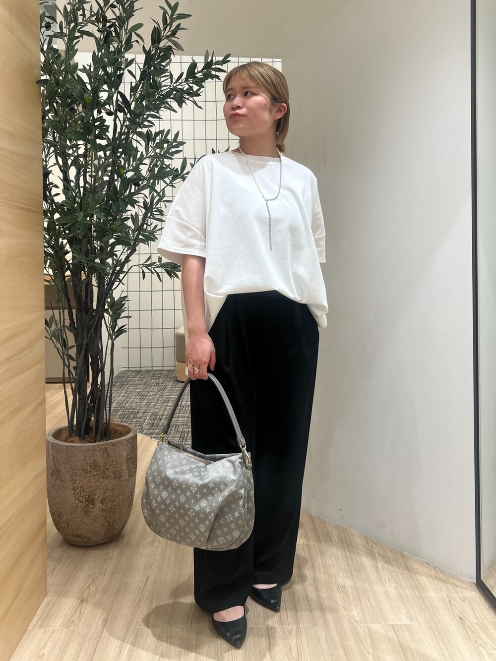 ホワイト系のTシャツ/カットソー、ブラック系のその他パンツを着用したレディースの春コーディネートの2枚目の写真