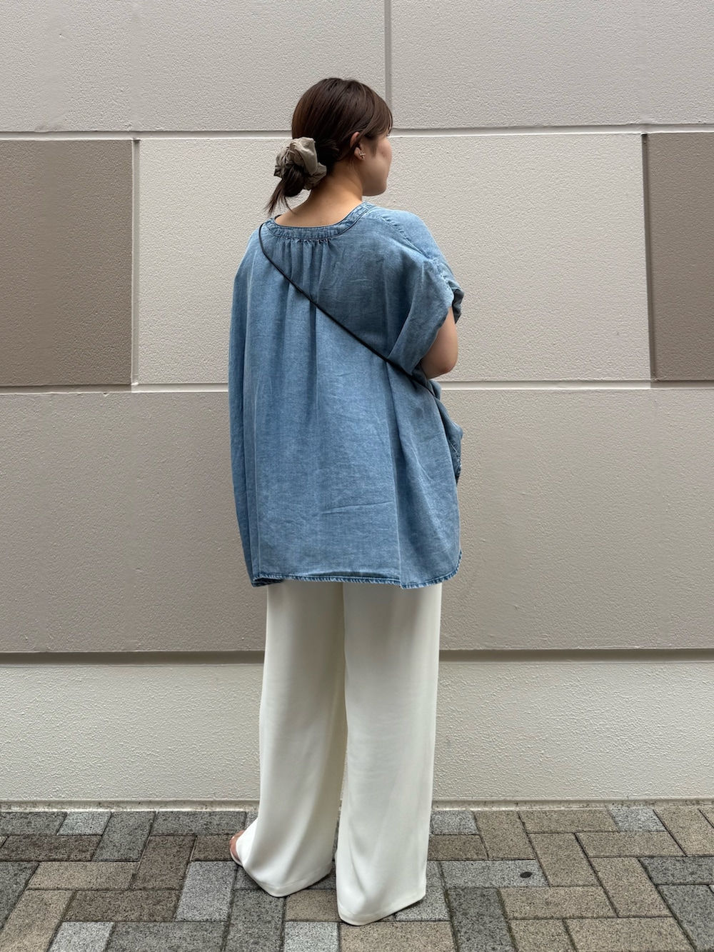 ホワイト系のその他パンツ、ブルー系のシャツ/ブラウスを着用したレディースの夏コーディネートの2枚目の写真