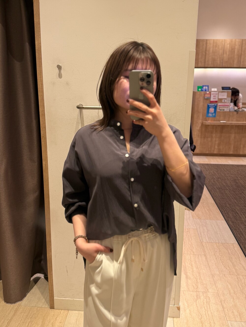 ホワイト系のその他パンツ、グレー系のシャツ/ブラウスを着用したレディースの春コーディネートの2枚目の写真