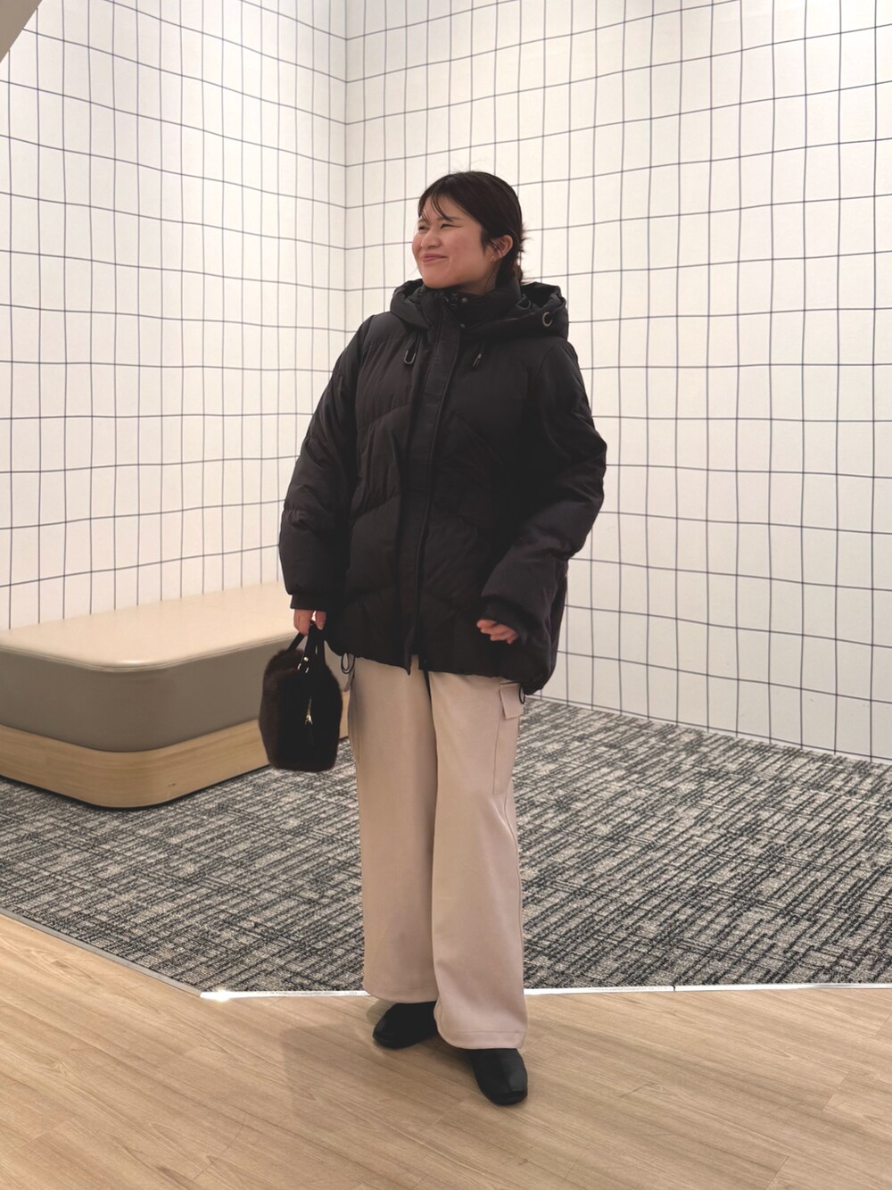 ベージュ系のその他パンツ、レッド系のニット/セーター、グレー系のダウンジャケット/コートを着用したレディースの冬コーディネートの3枚目の写真