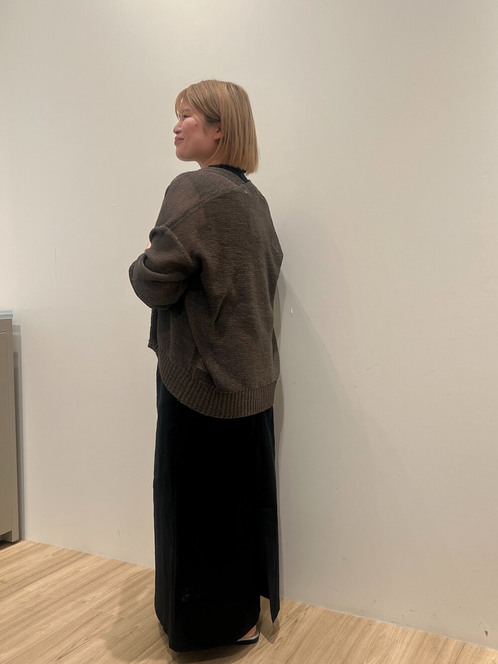 ブラック系のワンピース、ブラック系のカーディガン/ボレロを着用したレディースの春コーディネートの3枚目の写真