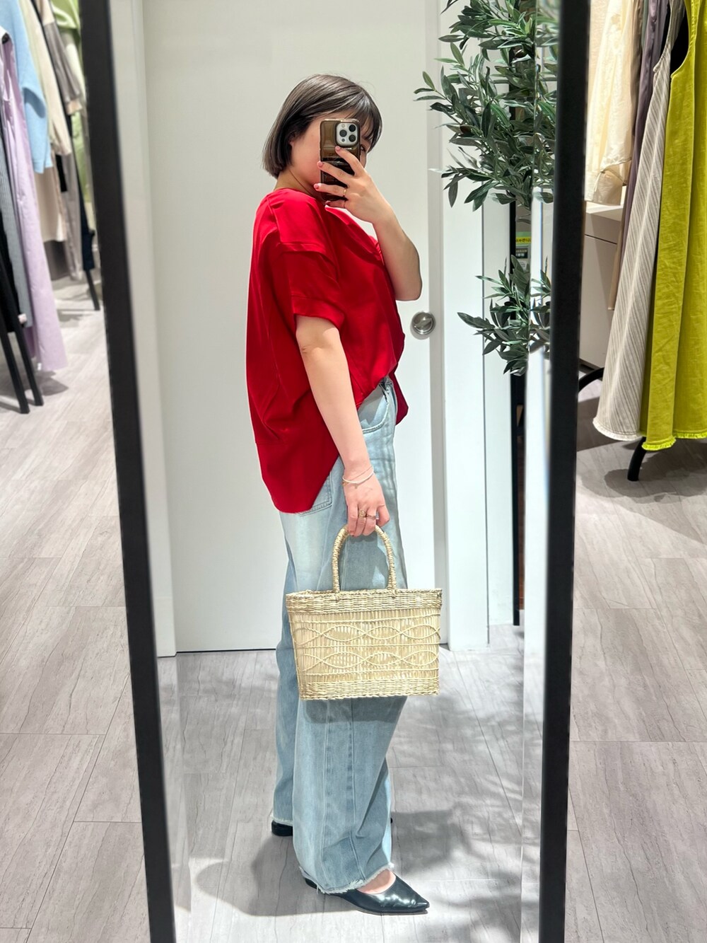 ブルー系のその他パンツ、レッド系のTシャツ/カットソー、ベージュ系のトートバッグを着用したレディースの夏コーディネートの3枚目の写真