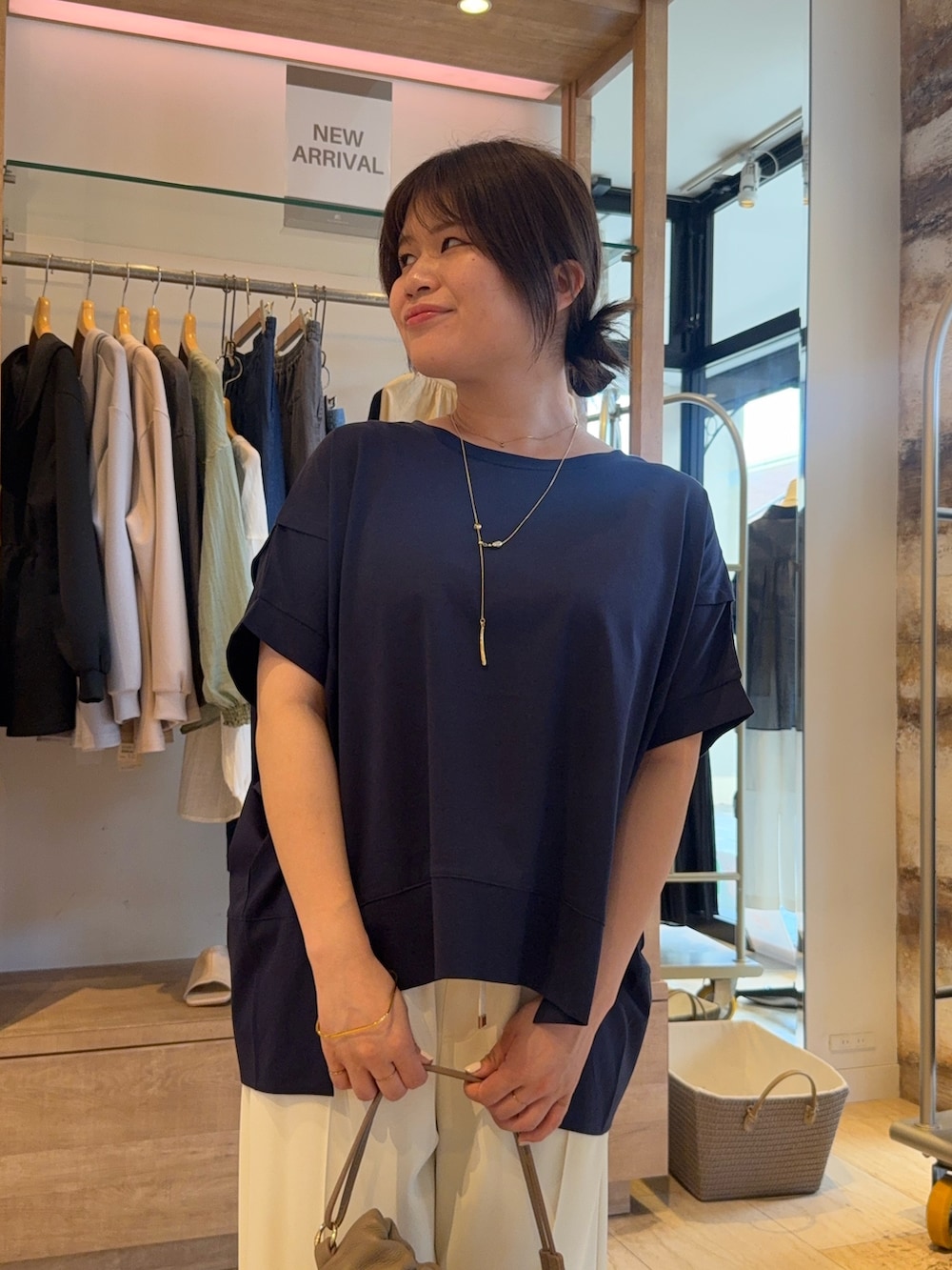 ブルー系のTシャツ/カットソー、ホワイト系のその他パンツを着用したレディースの春コーディネートの4枚目の写真