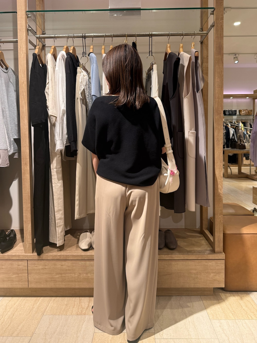 ブラック系のニット/セーター、ベージュ系のその他パンツを着用したレディースの春コーディネートの2枚目の写真