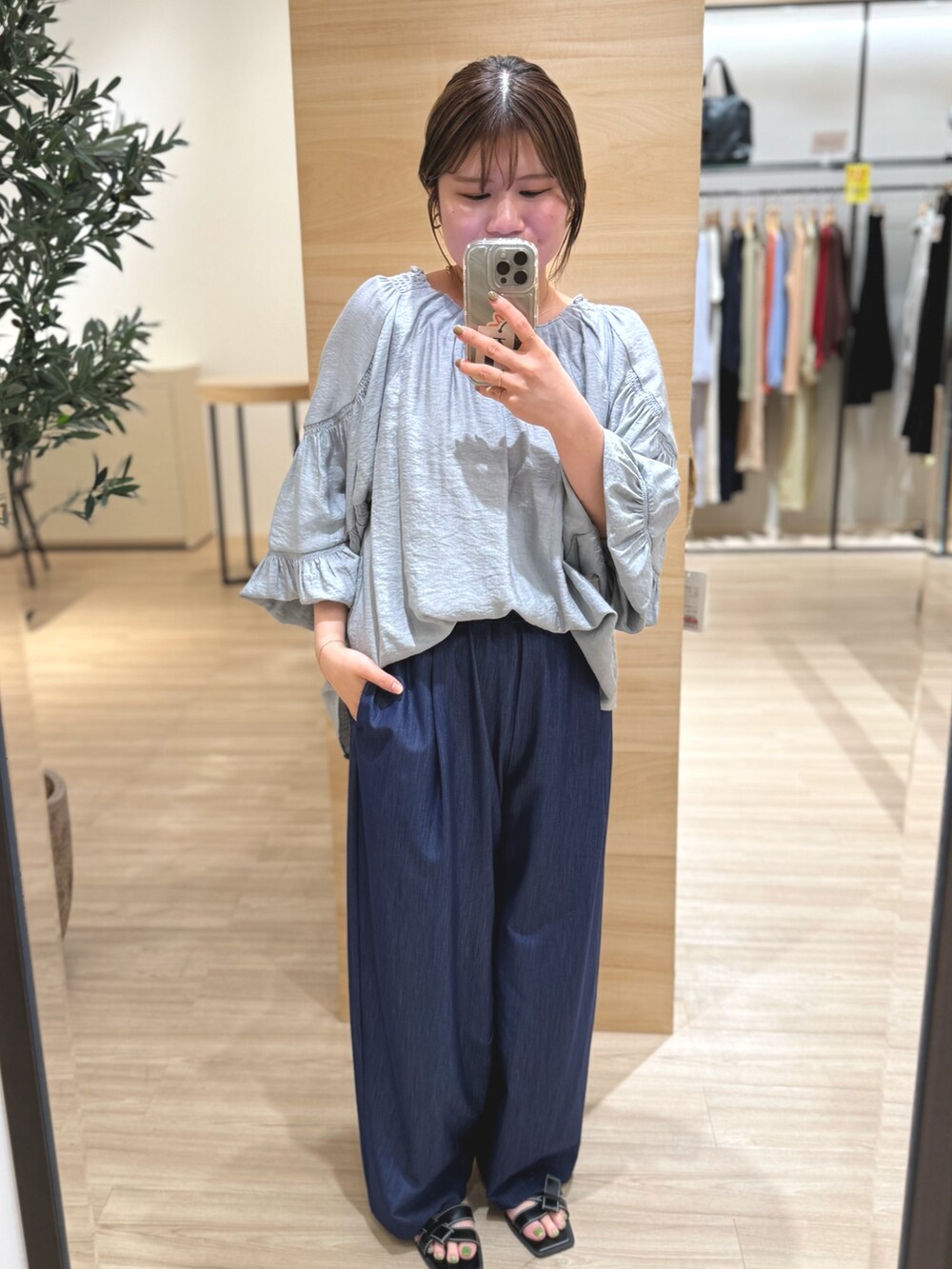 グレー系のシャツ/ブラウス、ブルー系のその他パンツを着用したレディースの夏コーディネートの2枚目の写真