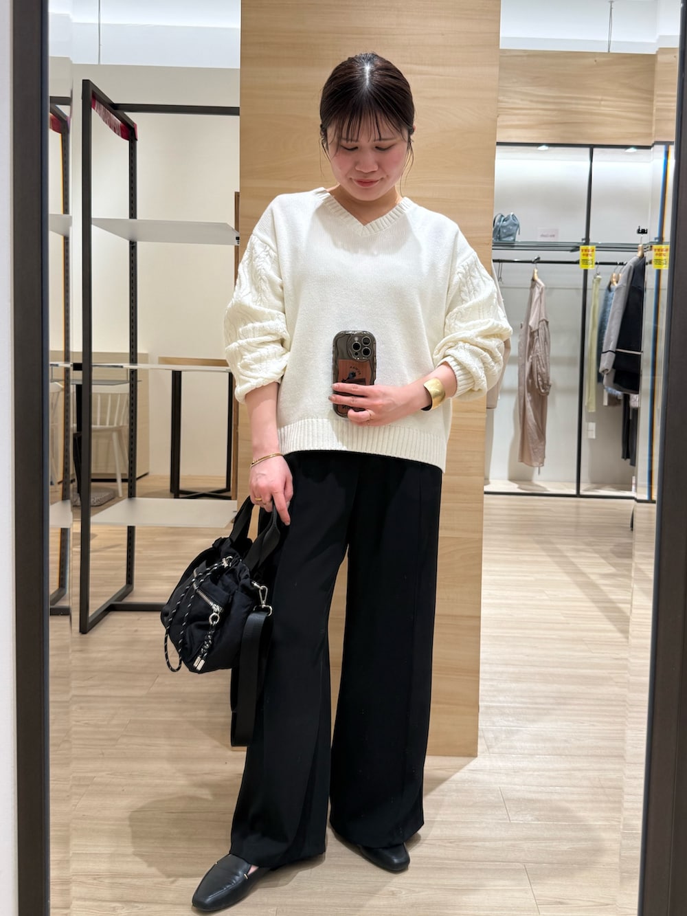 ホワイト系のニット/セーター、ブラック系のその他パンツを着用したレディースの冬コーディネートの3枚目の写真