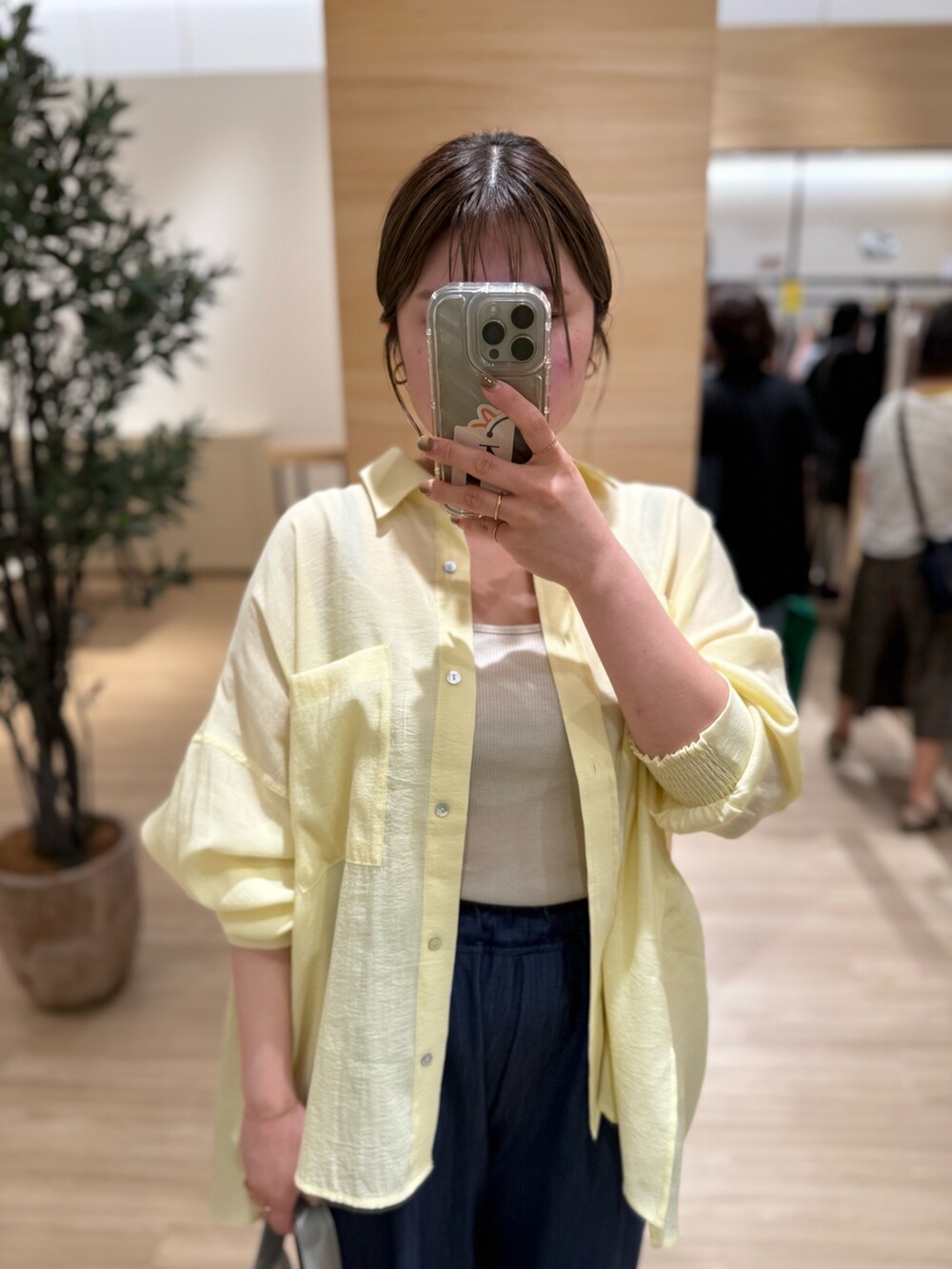 イエロー系のシャツ/ブラウス、ブルー系のその他パンツを着用したレディースの夏コーディネートの3枚目の写真