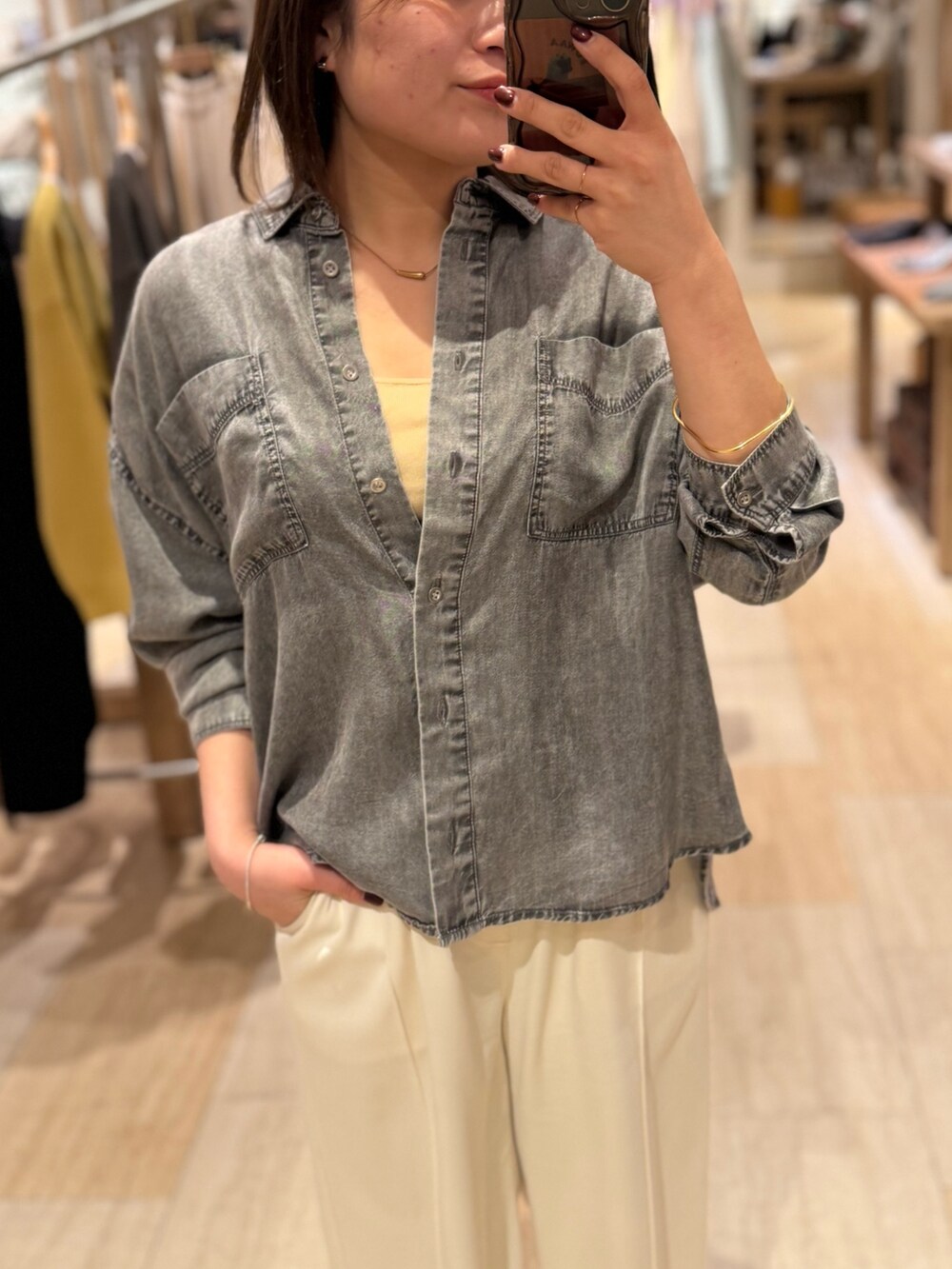 グレー系のシャツ/ブラウス、ホワイト系のその他パンツ、ブラック系のトートバッグを着用したレディースの春コーディネートの4枚目の写真