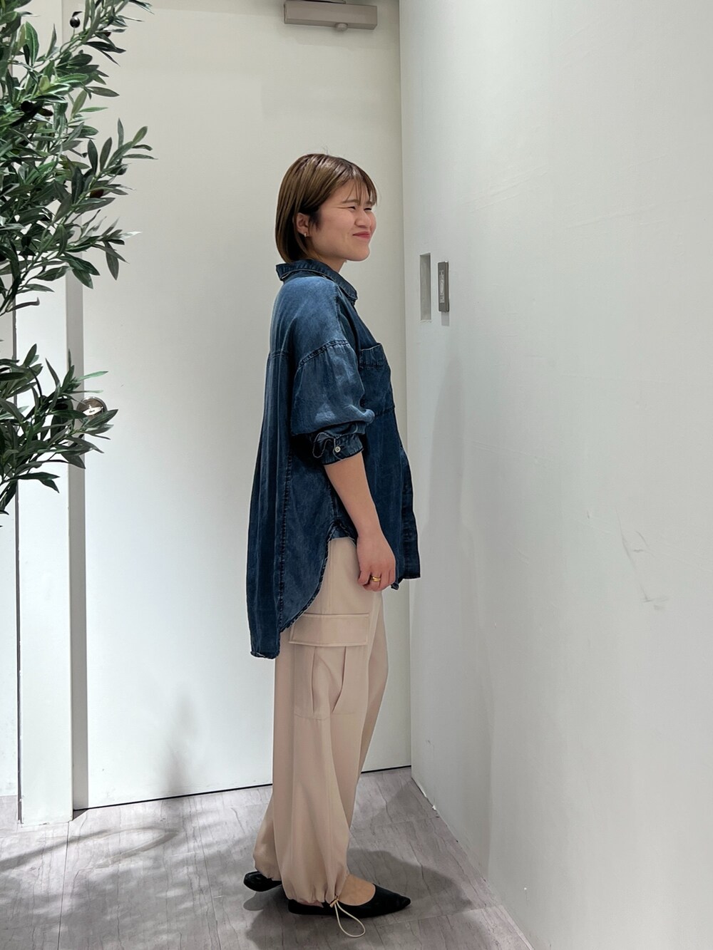 ブルー系のシャツ/ブラウス、ベージュ系のその他パンツを着用したレディースの春コーディネートの5枚目の写真